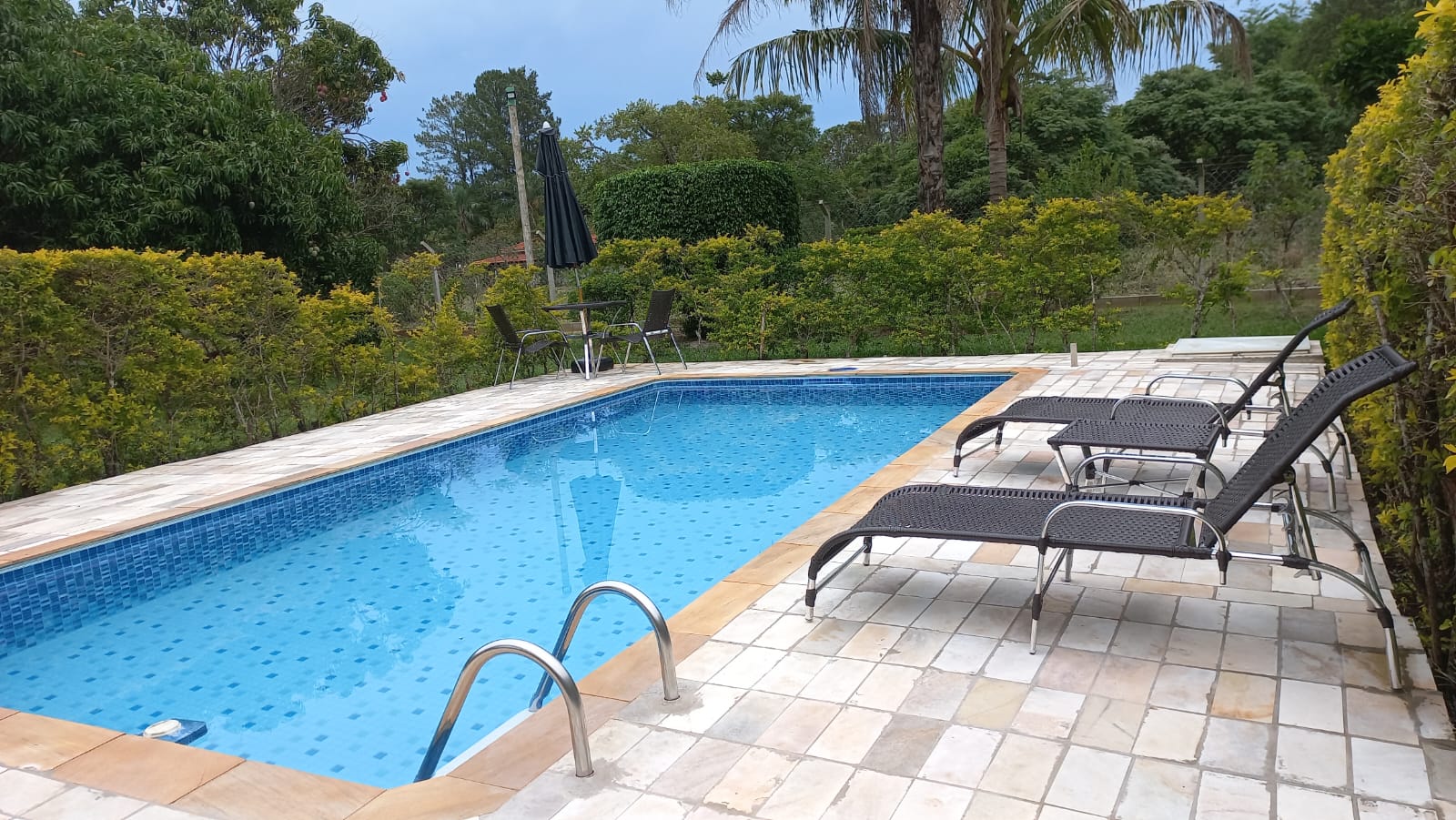 Piscina com espreguiçadeiras